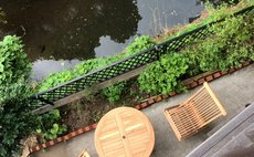 滑川に面した二段ベッドのお部屋です