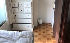 ベッドも家具も白いシングルルーム