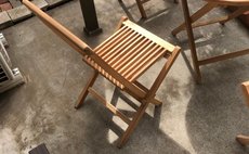 ベッドも家具も白いシングルルーム