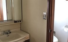 ベッドも家具も白いシングルルーム