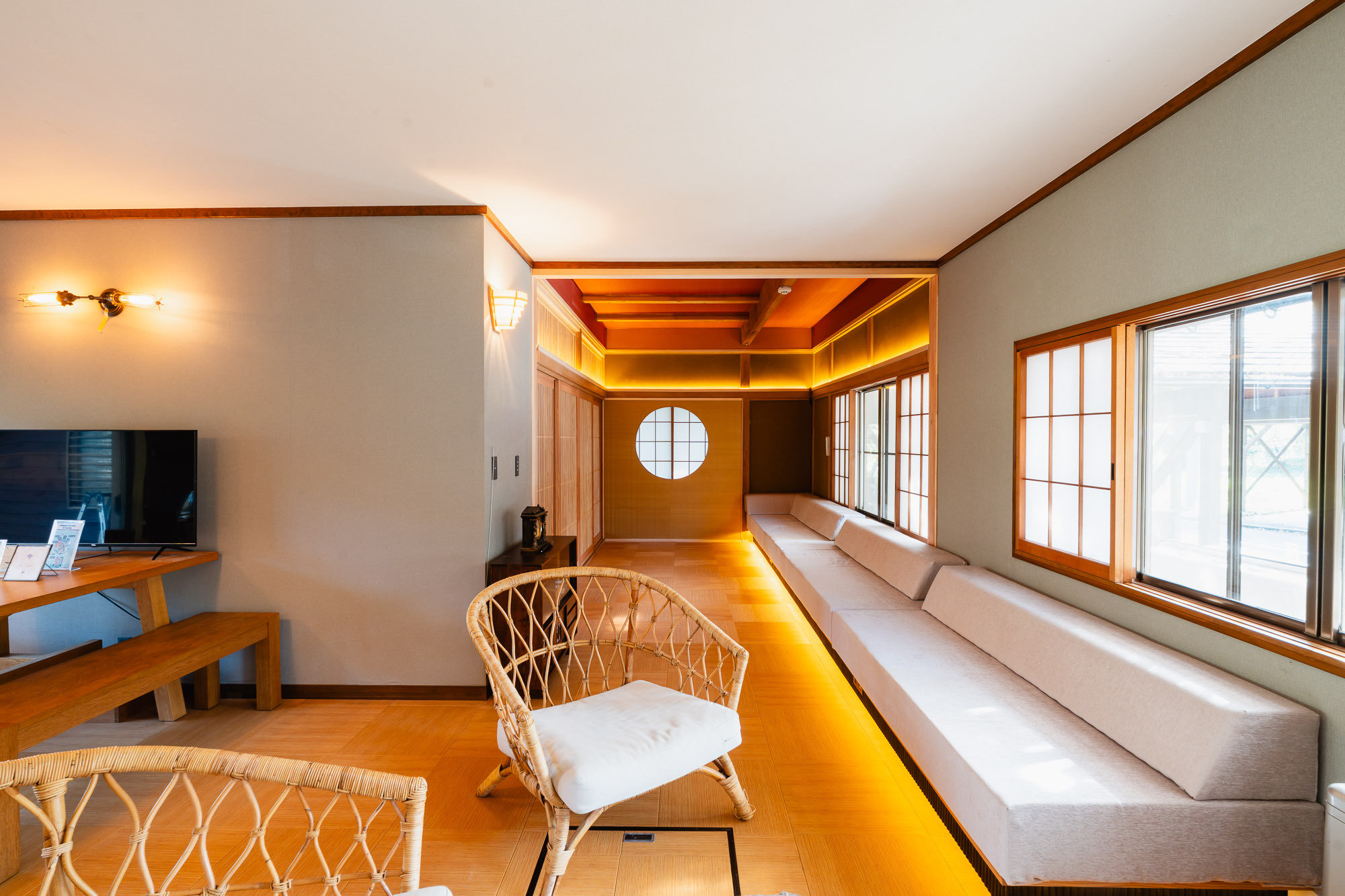 カリモク コロニアル センターテーブル 棚付き ラタン張り ローテーブル※i4※ カリモク コロニアル センターテーブル 棚付き ラタン張り ロー