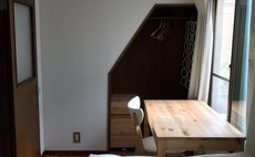 机のあるシングルルームです